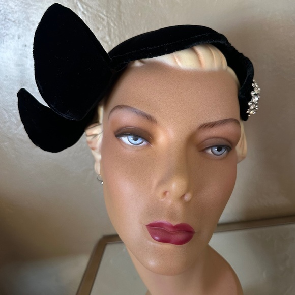 SWANKY 1950s\' BLACK VELVET COCKTAIL HAT WITH RHINESTONE BROOCK AND TWO \
